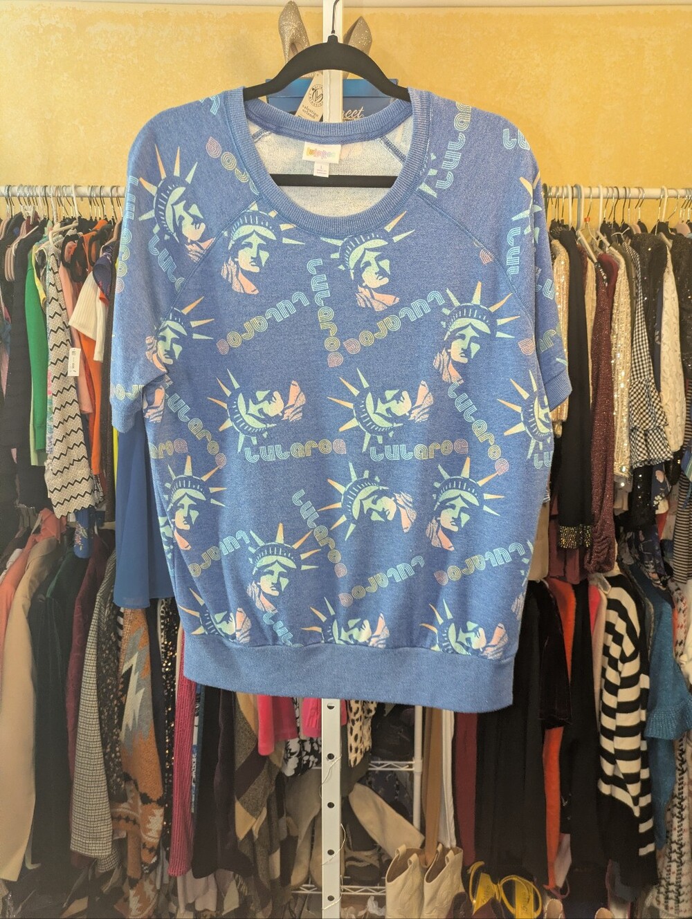 LuLaRoe Lou Short Sleeve Sweatshirt Top Blue Statue of Liberty Pattern L